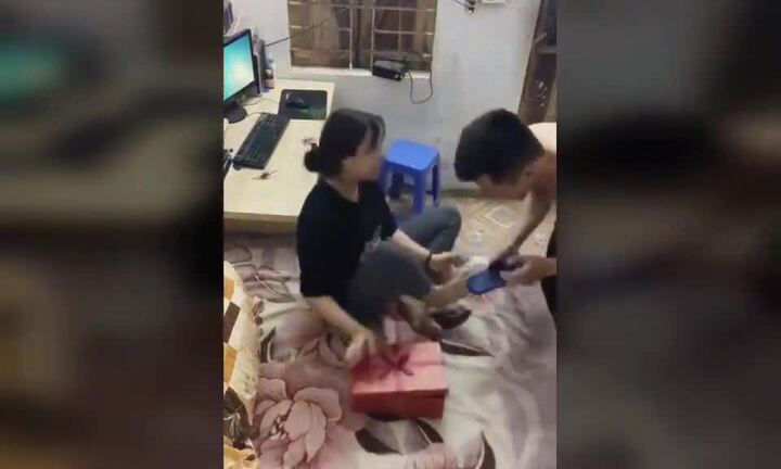 Clip: Chồng tặng quà 8/3 'siêu độc' khiến vợ cười ngặt nghẽo