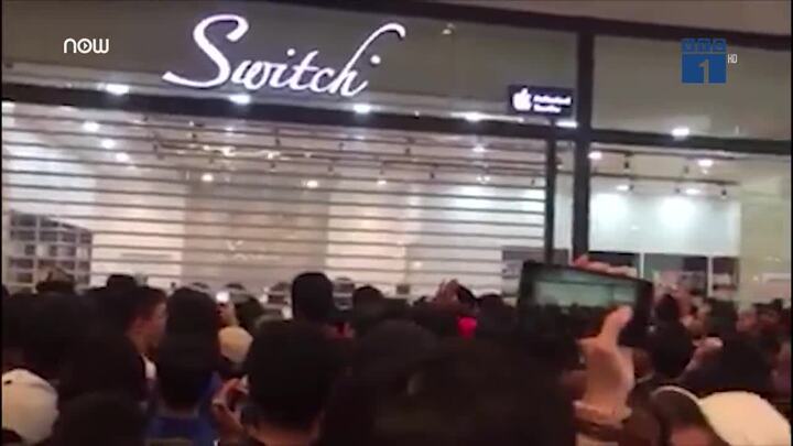 Video: 11.000 người chen chúc xếp hàng chờ mua iPhone giá hơn 1 triệu đồng