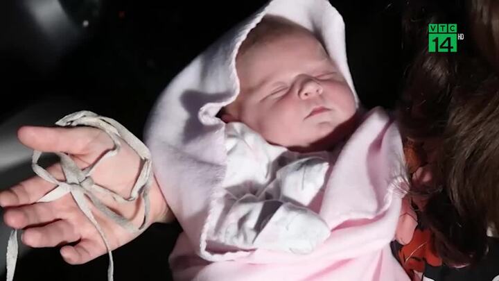 Ông bố đỡ đẻ và cắt dây rốn cho con bằng dây giày