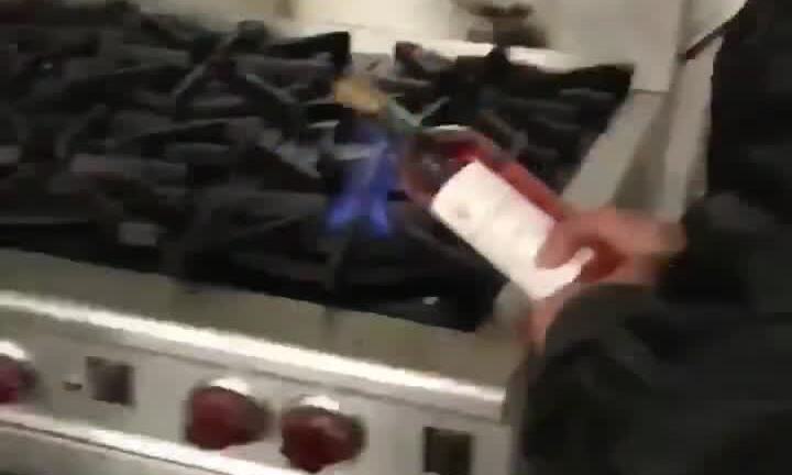Clip: Hơ chai rượu lên bếp gas mở nút, hotboy 9x suýt 'nát mặt' vì rượu phát nổ