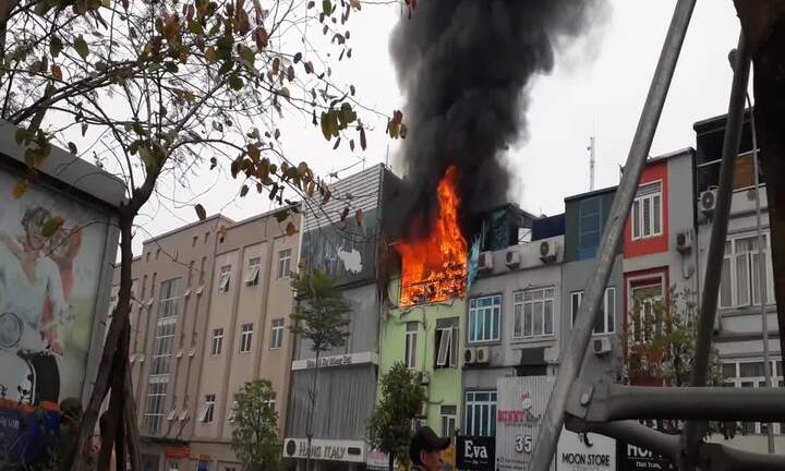 Clip: Nhà cháy ngùn ngụt ở Ô Chợ Dừa, Hà Nội