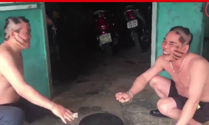 Clip 2 ông chú chơi oẳn tù tì cạo đầu, quệt nhọ nồi hài 'té ghế'