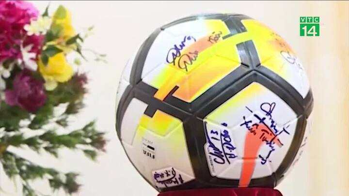 Quả bóng, áo đấu có chữ ký của U23 VN 'đổi' được 500 căn nhà tình nghĩa