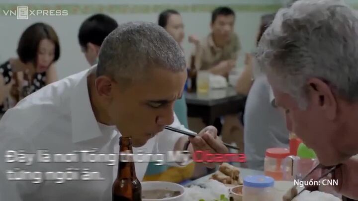 Bộ bàn ghế cựu Tổng thống Obama ngồi ăn bún chả được lồng kính