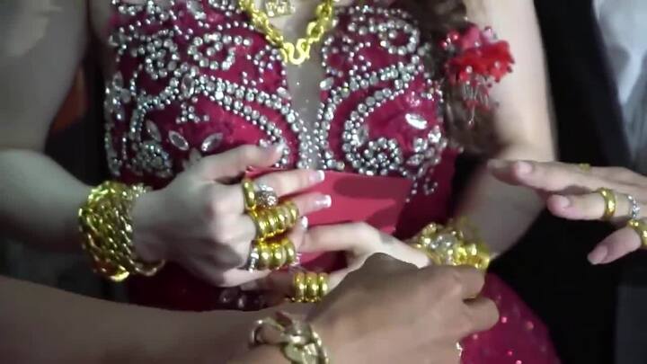 Xôn xao clip cô dâu Cà Mau đeo vàng trĩu cổ, kín tay trong ngày cưới