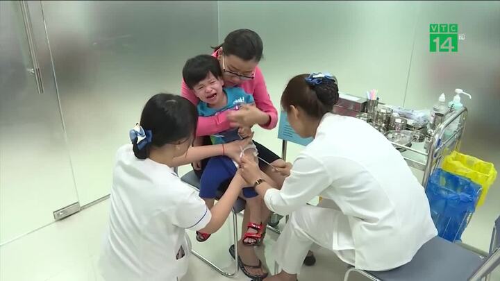 Vì sao nhiều bà mẹ ở TP.HCM từ chối tiêm vacxin và vitamin K cho con?