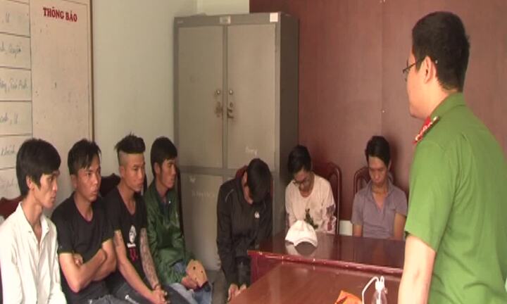Video: Bắt quả tang 10 thanh niên sử dụng ma tuý tại quán internet