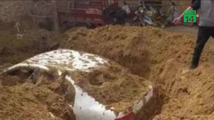 Clip: Gây tai nạn giao thông, tài xế chôn ô tô xuống đất để trốn cảnh sát