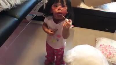 Hết hồn clip 2 bé gái nghịch trộm son phấn của mẹ