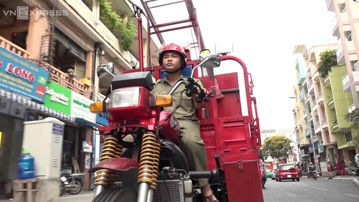 Bảo vệ dân phố vay tiền ngân hàng mua đồ chế xe chữa cháy mini lưu động