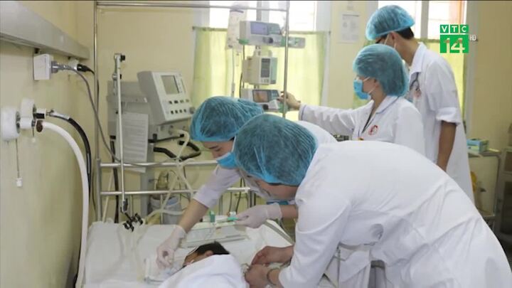 Gia đình tự ý đắp lá thuốc nam chữa bỏng, bé 3 tuổi nguy kịch