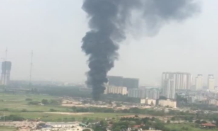 Clip: Cháy lớn trên đại lộ Thăng Long, khói đen bốc cao hàng chục mét