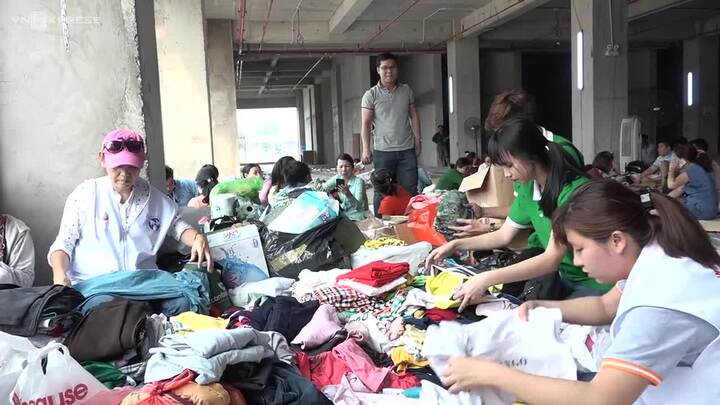 Bãi cỏ, sàn xi măng thành chỗ nghỉ của cư dân Carina sau vụ hỏa hoạn