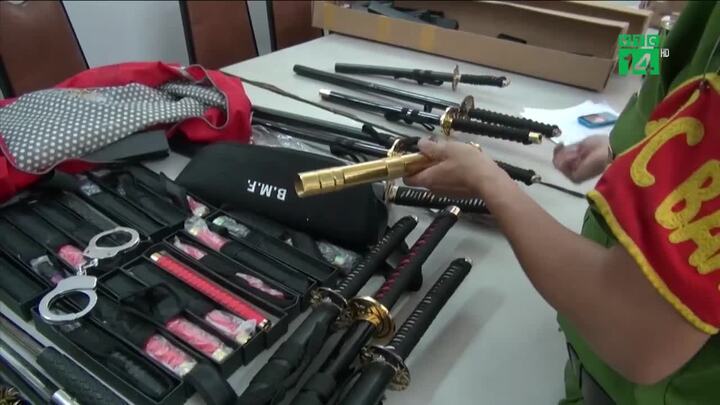 Theo chân trinh sát đột kích kho hung khí 'khủng' ở Sài Gòn