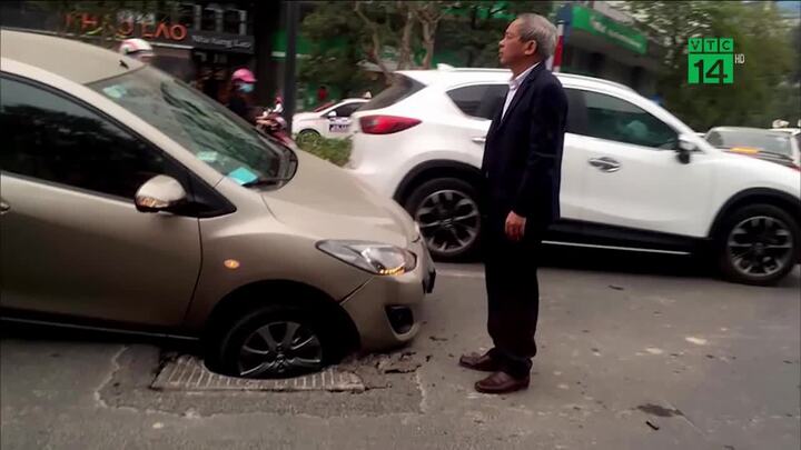 Video: Ô tô Mazda bị sập hố ga, 'mắc cạn' giữa phố