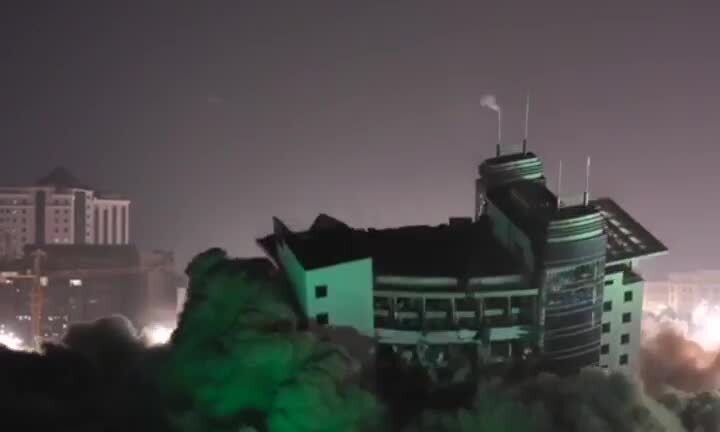 Clip: 2 cao ốc nổ tung, hóa tro bụi trong vài giây