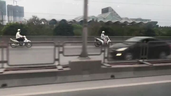 Clip: 4 'ninja' bất chấp cái chết, nối đuôi nhau phóng ngược chiều trên cầu cạn vành đai 3