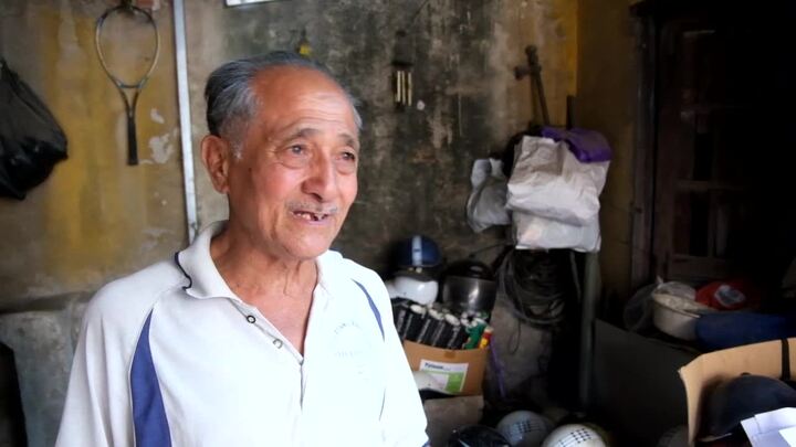 Video: Gặp 'ông lão gàn' làm xe ôm miễn phí cho người nghèo ở Hà Đông