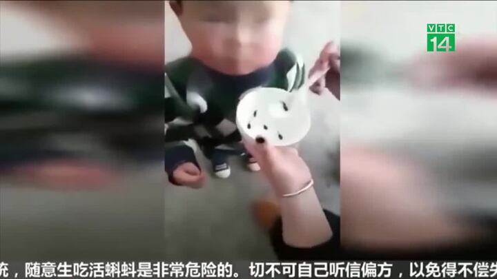 Clip: Bà mẹ Trung Quốc cho con ăn... nòng nọc sống để lớn nhanh
