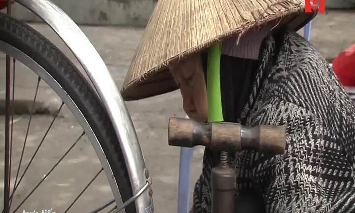 Cụ bà 89 tuổi vẫn làm nghề bơm vá xe: Tự mình phải lo, không ỷ lại cho con cháu