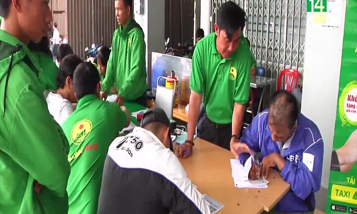 Uber bán lại cho Grab: Tài xế Uber đổ xô đi tìm việc