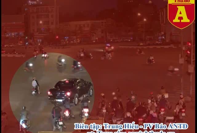 Clip: Toàn cảnh ô tô kéo lê xe máy hàng trăm mét ở ngã 6 Ô Chợ Dừa