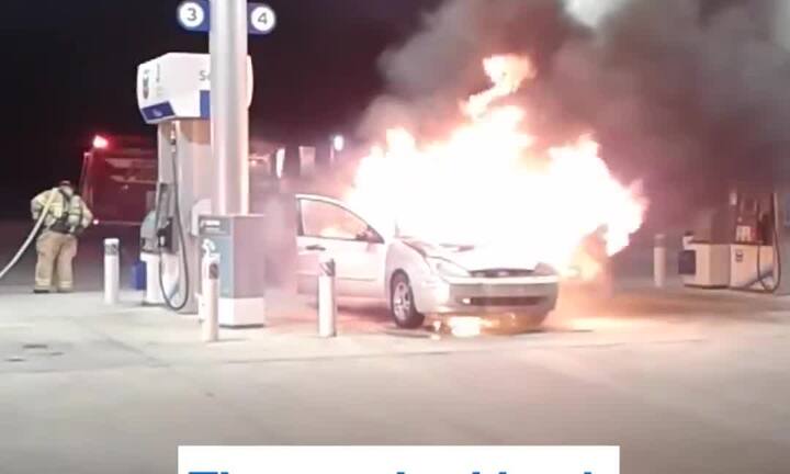 Tá hỏa ô tô cháy ngùn ngụt sát trụ bơm xăng