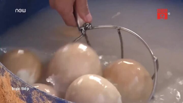 Phát hiện cơ sở ngâm 200 quả dừa trong hóa chất tẩy trắng