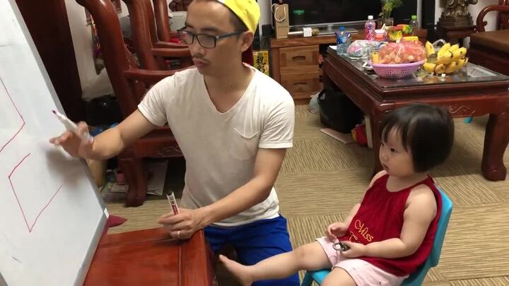 Clip: Bố sốt sắng giúp con gái nhỏ ôn thi vào lớp 1 khiến dân mạng phì cười