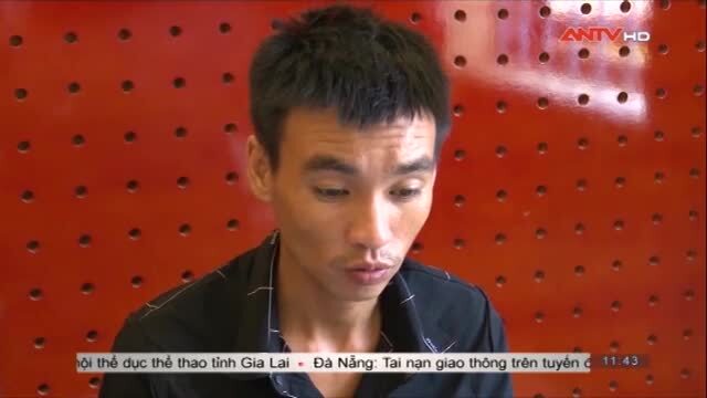 Video: Con trai trộm điện thoại, dùng 'ảnh nóng' của bố với người tình để tống tiền