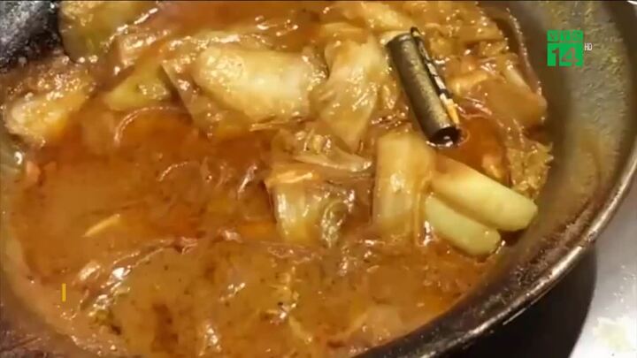 Ăn gần xong mới phát hiện trong nồi lẩu có pin