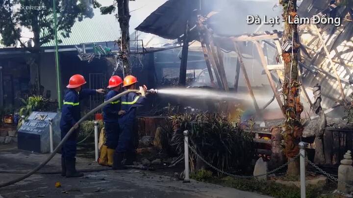 Cháy hàng chục xe cổ trong quán cà phê ở Đà Lạt