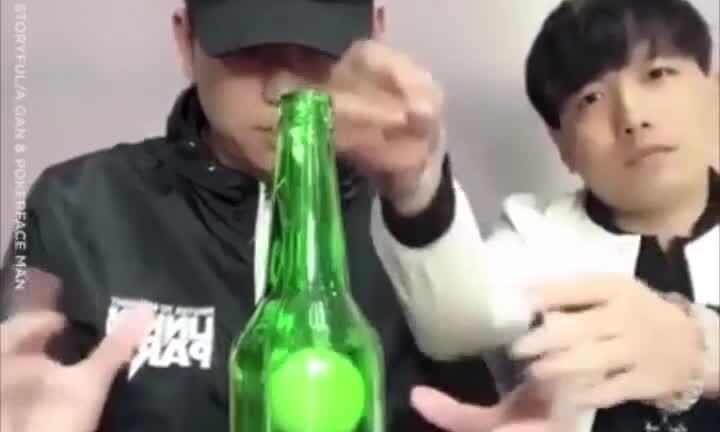 Bị vén màn ảo thuật, anh chàng 'đập' chai thuỷ tinh vào đầu bạn