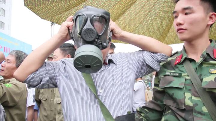 Video: Cư dân Hà Nội được bộ đội hướng dẫn dùng mặt nạ chống độc khi có cháy