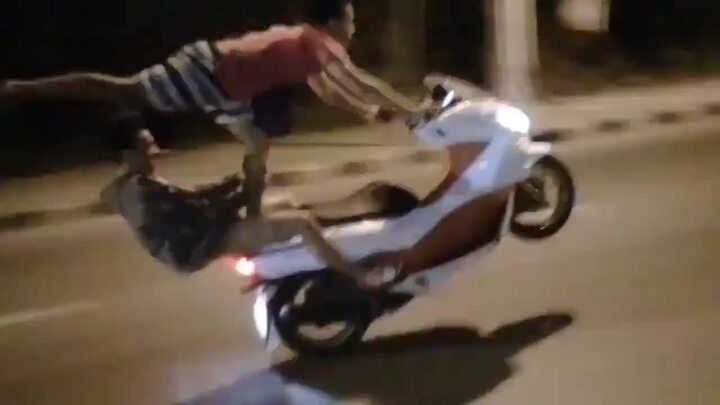 Clip: 2 thanh niên làm xiếc trên xe máy thách thức 'tử thần'