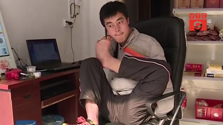 Nghị lực phi thường của chàng trai cụt tay vẫn kiếm 100 triệu đồng/tháng