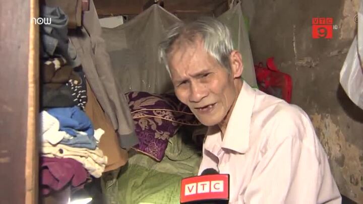 Video: Cuộc sống bên trong căn nhà 2m² ở phố cổ Hà Nội