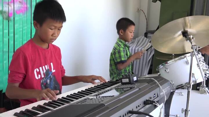 Clip: Hai cậu bé tự học nhạc, chơi nhạc dạo kiếm tiền nuôi gia đình ở Khánh Hòa