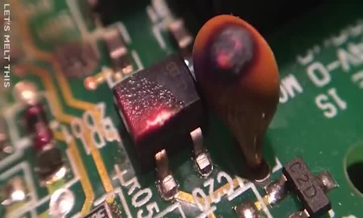 Clip: Cận cảnh vi mạch máy tính tự cháy khi quá tải