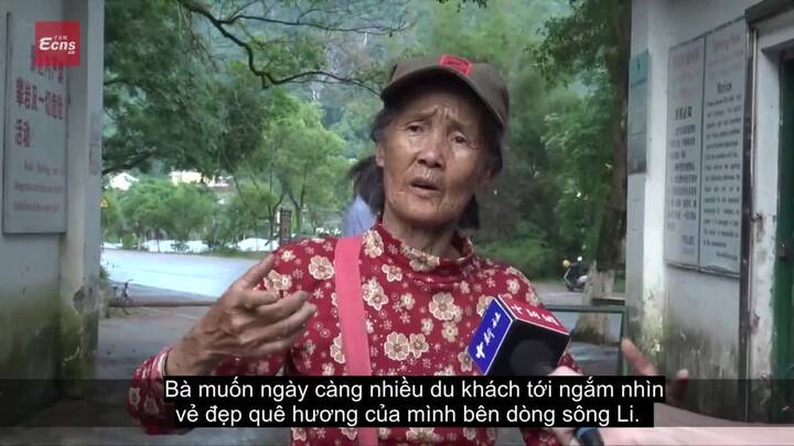 Cụ bà hơn 70 tuổi hướng dẫn khách du lịch bằng 11 thứ tiếng