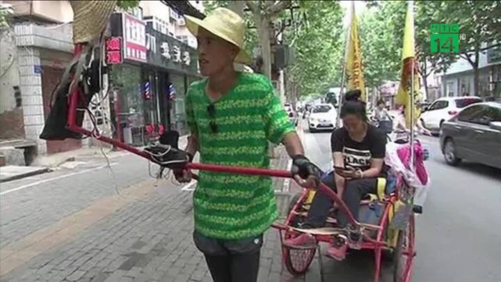 Chàng trai kéo xe đưa bạn gái đi 2.000 km để cầu hôn