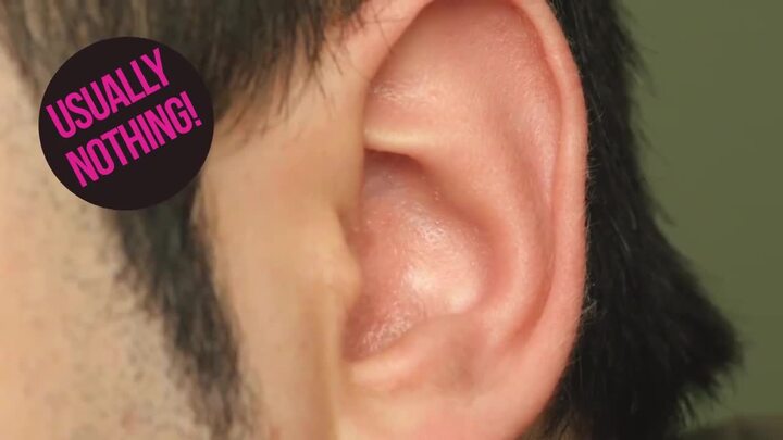 Thói quen dùng tăm bông lấy ráy tai gây hại ra sao?