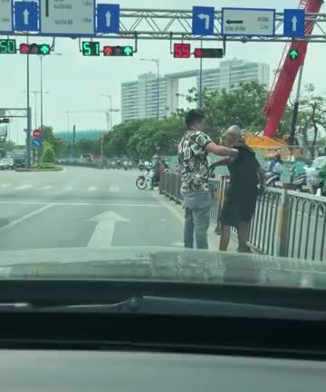 Clip: Hiệp sỹ đường phố giúp cụ già ăn xin giữa trưa nắng khiến dân mạng cảm phục