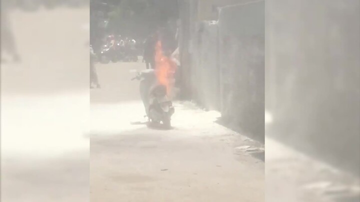 Clip: Bất lực nhìn xe cháy ngùn ngụt dù hất nước, xịt bình cứu hỏa