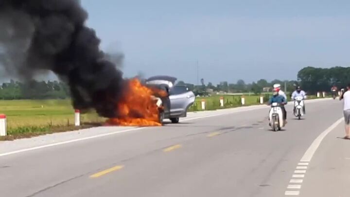 Đang chạy trên đường, xe ô tô bốc cháy ngùn ngụt
