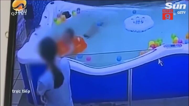 Clip: Nhân viên lơ là, bé trai 7 tháng tuổi suýt chết khi tập bơi