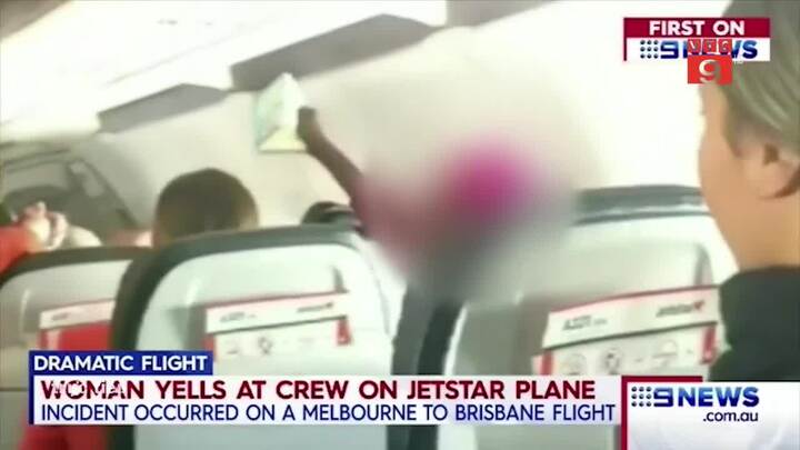 Tụng kinh quá to, nữ hành khách bị đuổi khỏi máy bay, đưa đi kiểm tra tâm thần