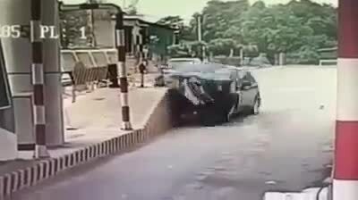 Clip: Ô tô phóng nhanh, tông thẳng vào trạm BOT như phim hành động
