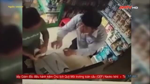 Cận cảnh thủ đoạn người đàn ông Trung Quốc vờ mua sữa, lừa tiền ở Hà Nội