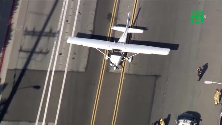 Clip: Hãi hùng máy bay hạ cánh trên đường nườm nượp ô tô